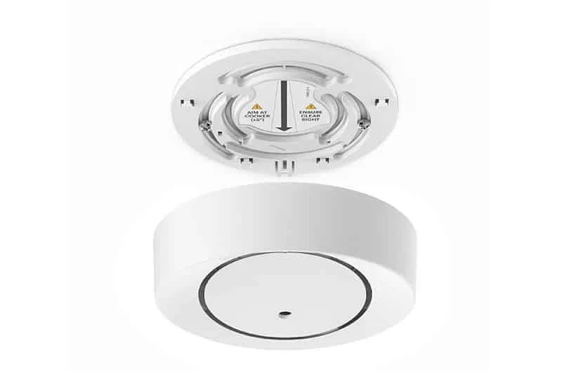 Monteringsplattan fästs i taket, och Aurora spisvakten monteras på den.