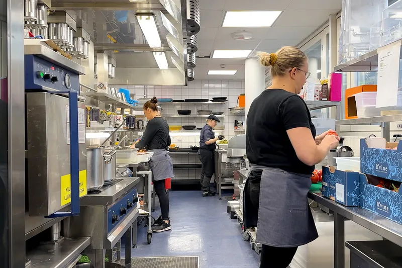 Safera-FlowHero-Aallonharja-kitchen-staff