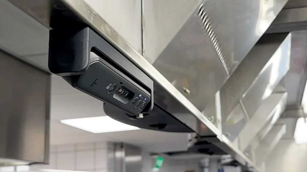 FlowHero asennettuna huuvaan