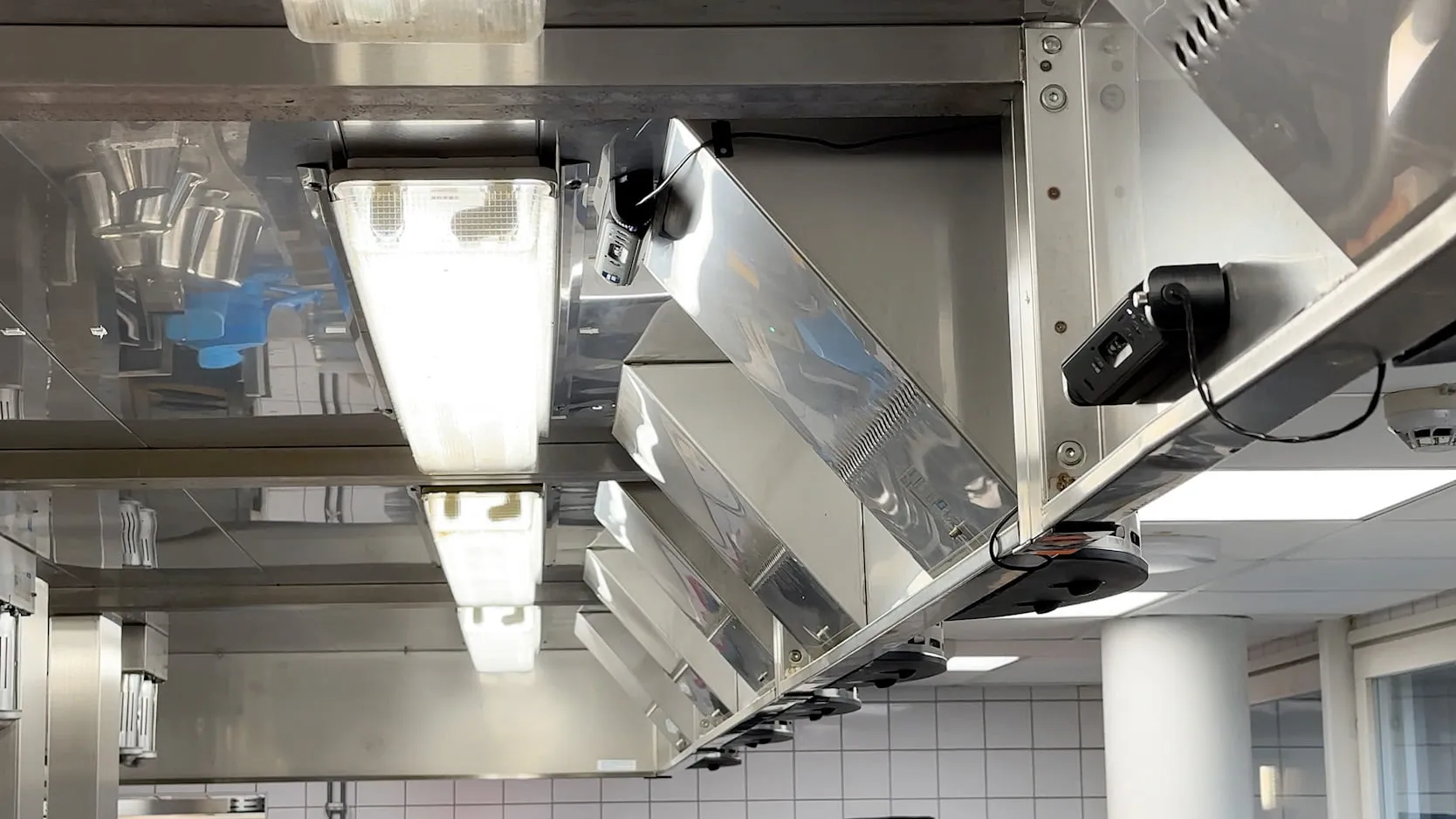 Safera-FlowHero-Aallonharja-sensor-in-the-hood2