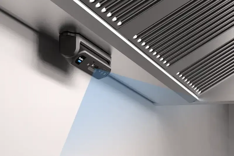 Safera FlowHero -anturiyksikkö huuvan alla.