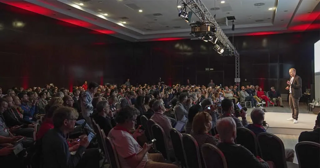 Mikko Reinikainen lavalla IFA 2019 -tapahtumassa esittelemässä Safera Sense -liesivahtia medialle