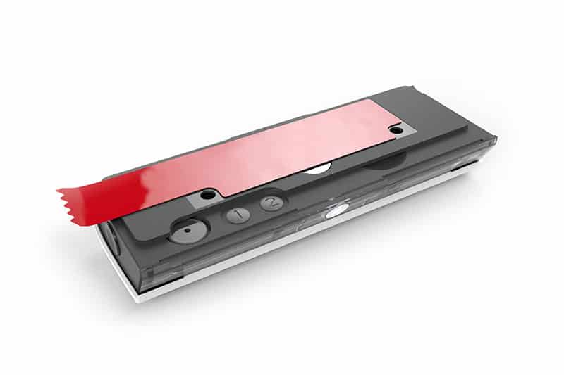 Sensorenheten til Safera Airis kan monteres over komfyren med selvklebende tape