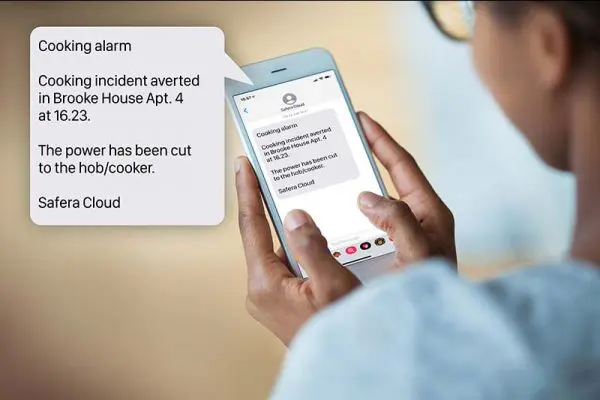 Safera skickar ett fjärrlarm via SMS vid matlagningsfaror